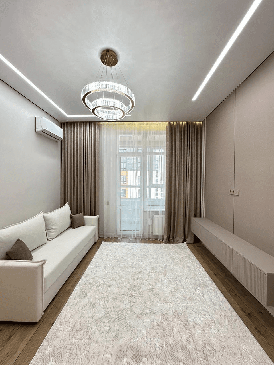 Теневой потолок в гостиной — 22 м² 1